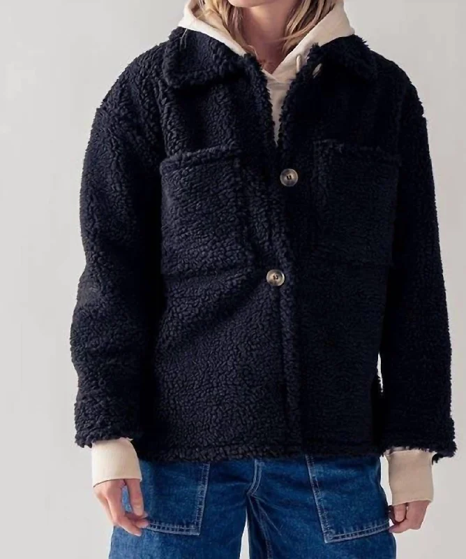 Women's Relaxed Outfit Cozy Sherpa Fleece Jacket In Black