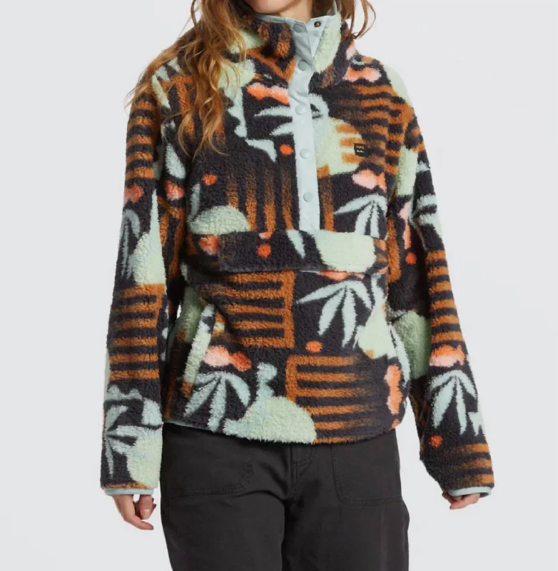 Women's Travel Attire Switchback Pullover In Summer Rain